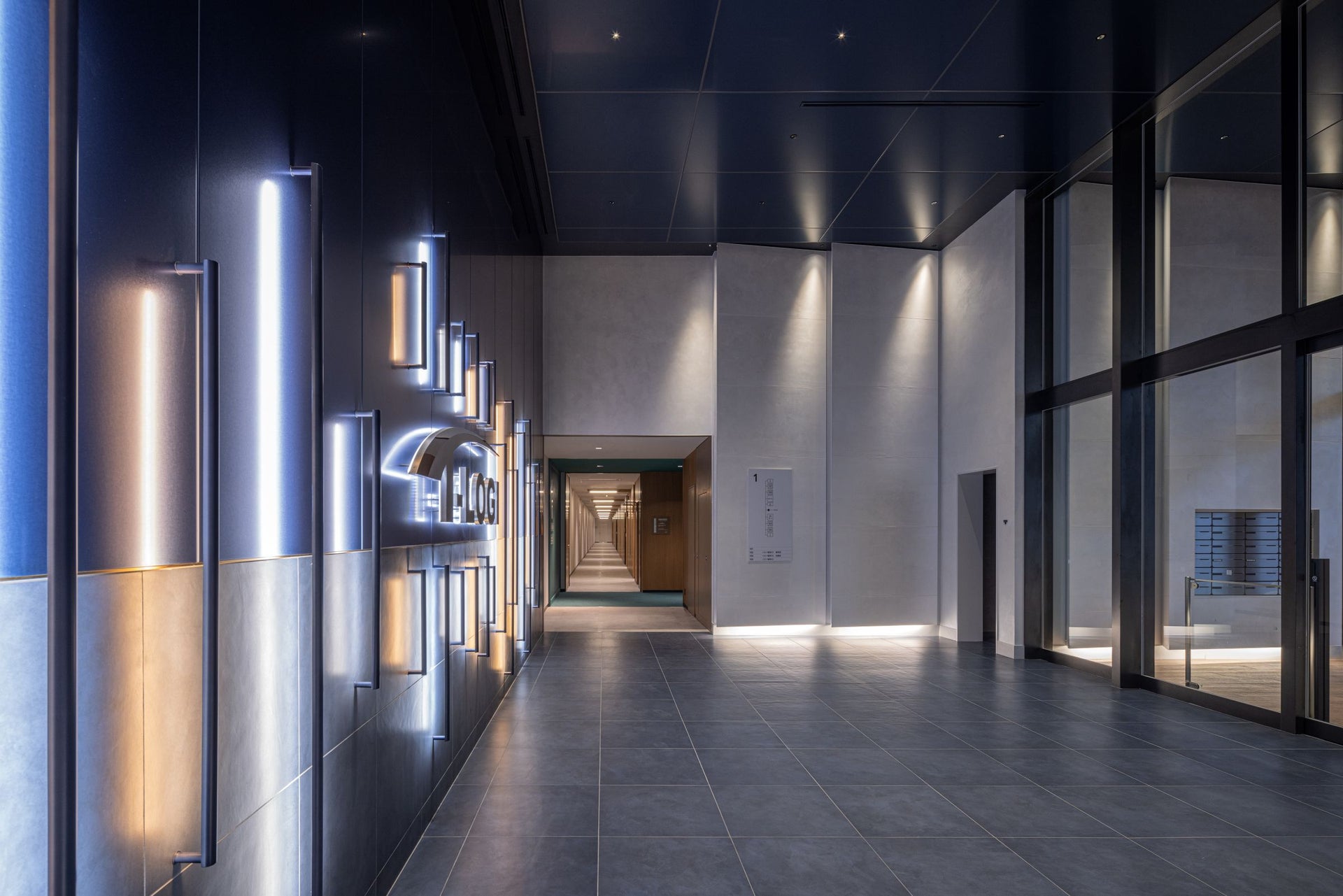 周囲を海とコンテナターミナルに囲まれた、福岡市で唯一の人工島に位置　T-LOGI福岡アイランドシティ